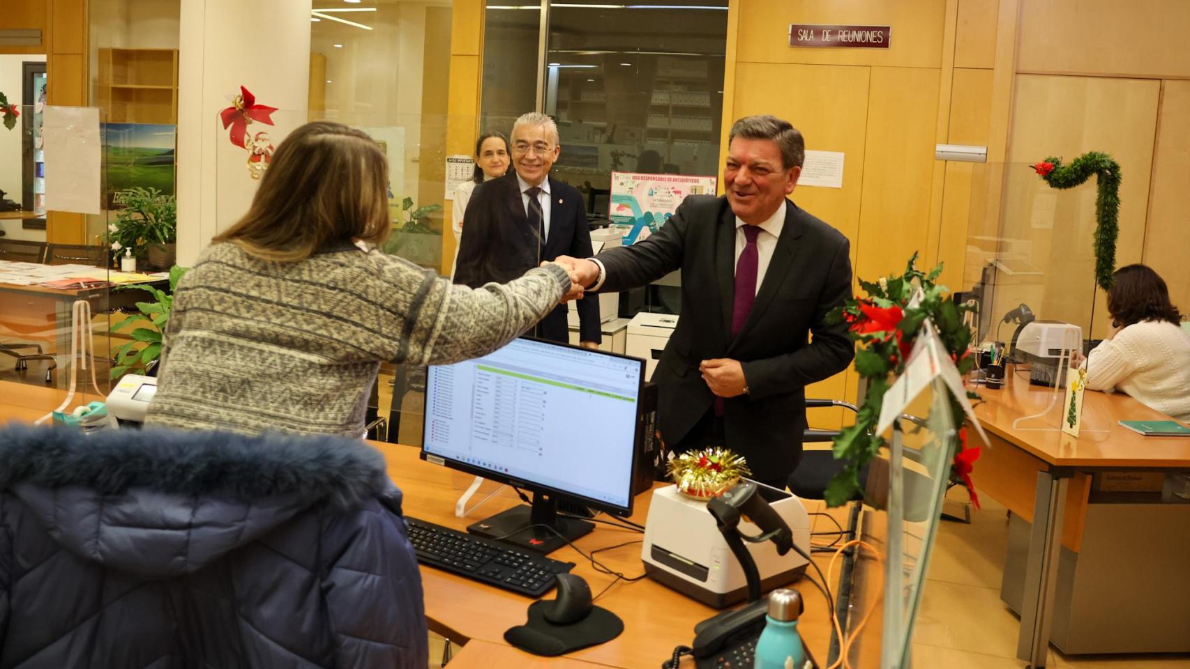 El consejero de la Presidencia, Luis Miguel González Gago, durante su visita al punto de asistencia en materia de registros del municipio burgalés de Aranda de Duero, este martes