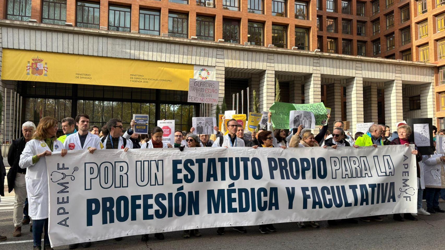 Huelga médica que comienza este martes 9 de diciembre. Médicos madrileños frente al Ministerio de Sanidad.