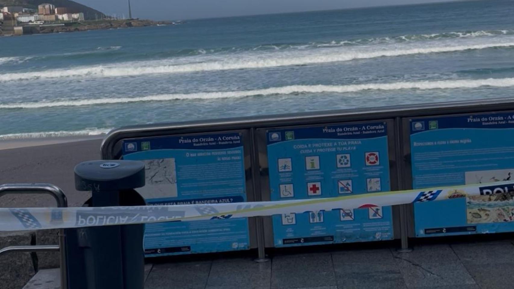 Imagen de los accesos cerrados a playa de Orzán.