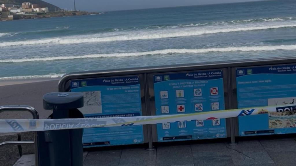 Imagen de los accesos cerrados a playa de Orzán.