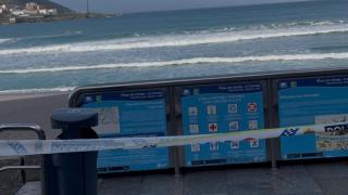 Imagen de los accesos cerrados a playa de Orzán.