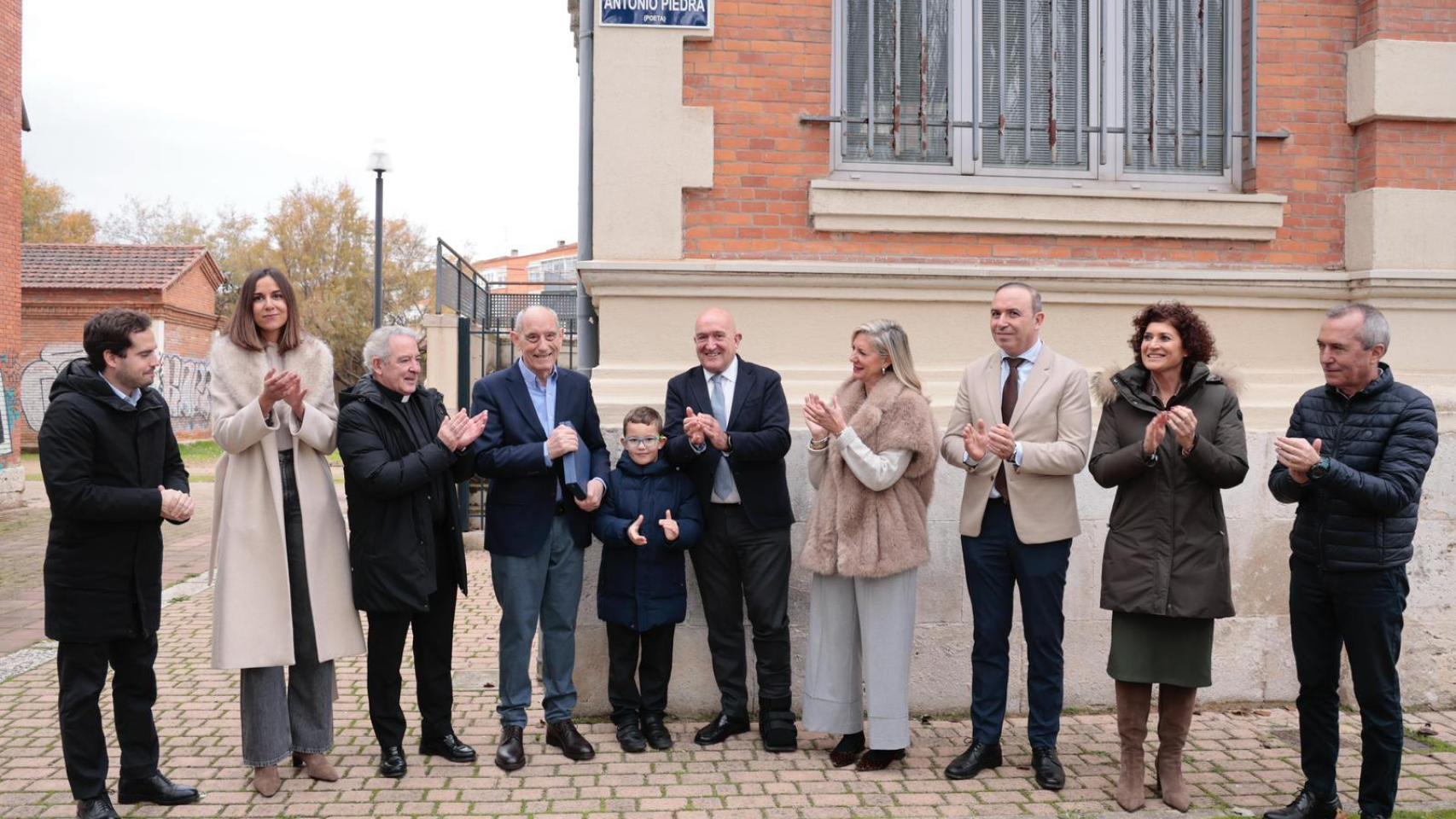 El alcalde inaugura la Plaza Antonio Piedra en homenaje al poeta, ensayista y director de la Fundación Jorge Guillén