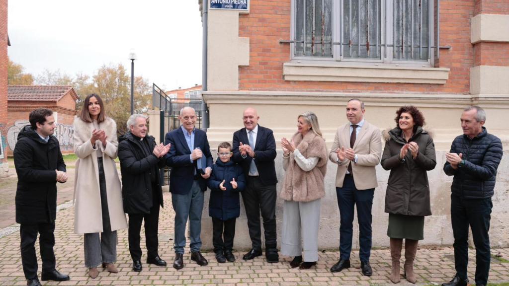 El alcalde inaugura la Plaza Antonio Piedra en homenaje al poeta, ensayista y director de la Fundación Jorge Guillén