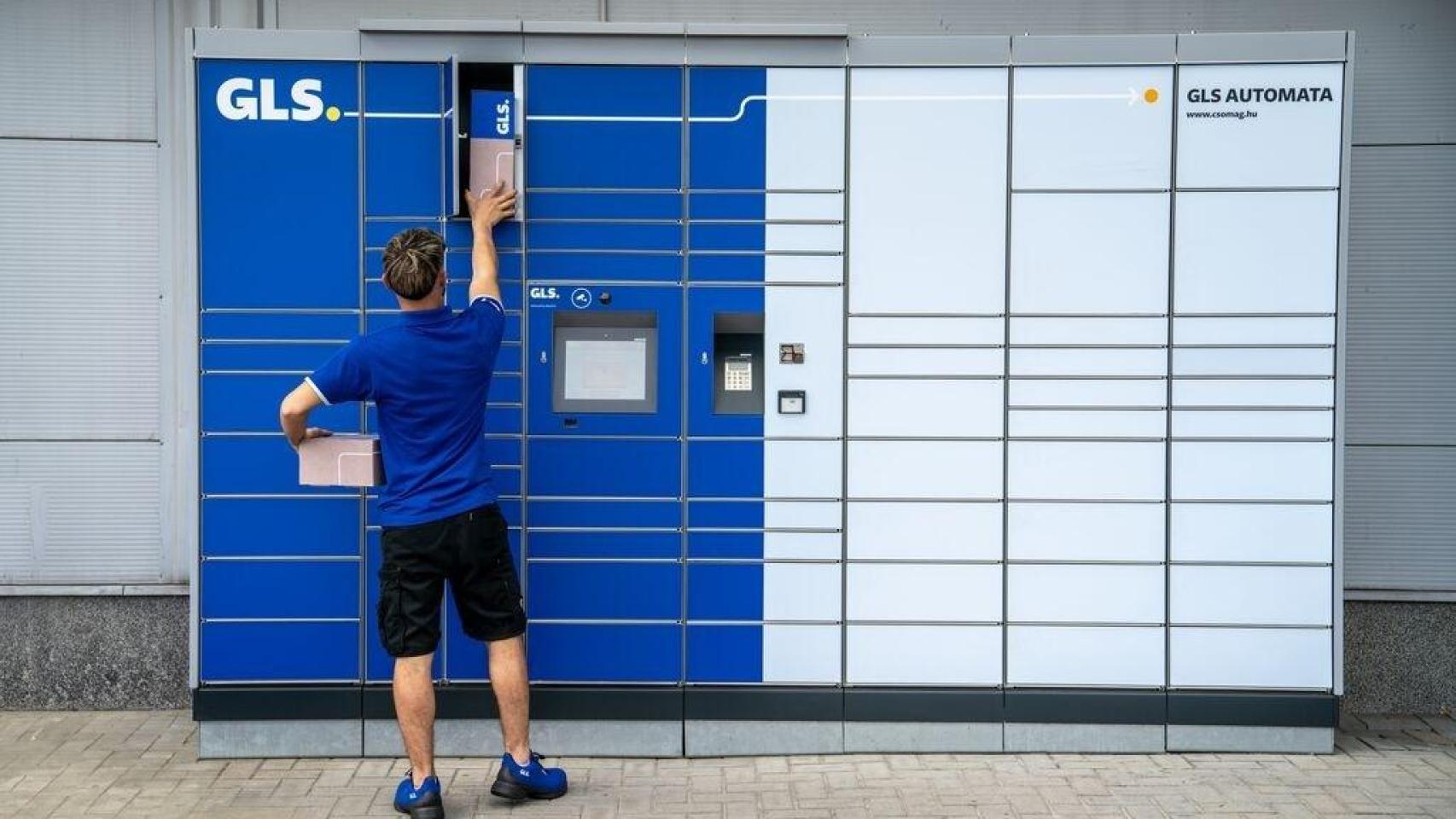 Un empleado de GLS coloca paquetes en una de las taquillas de la empresa.