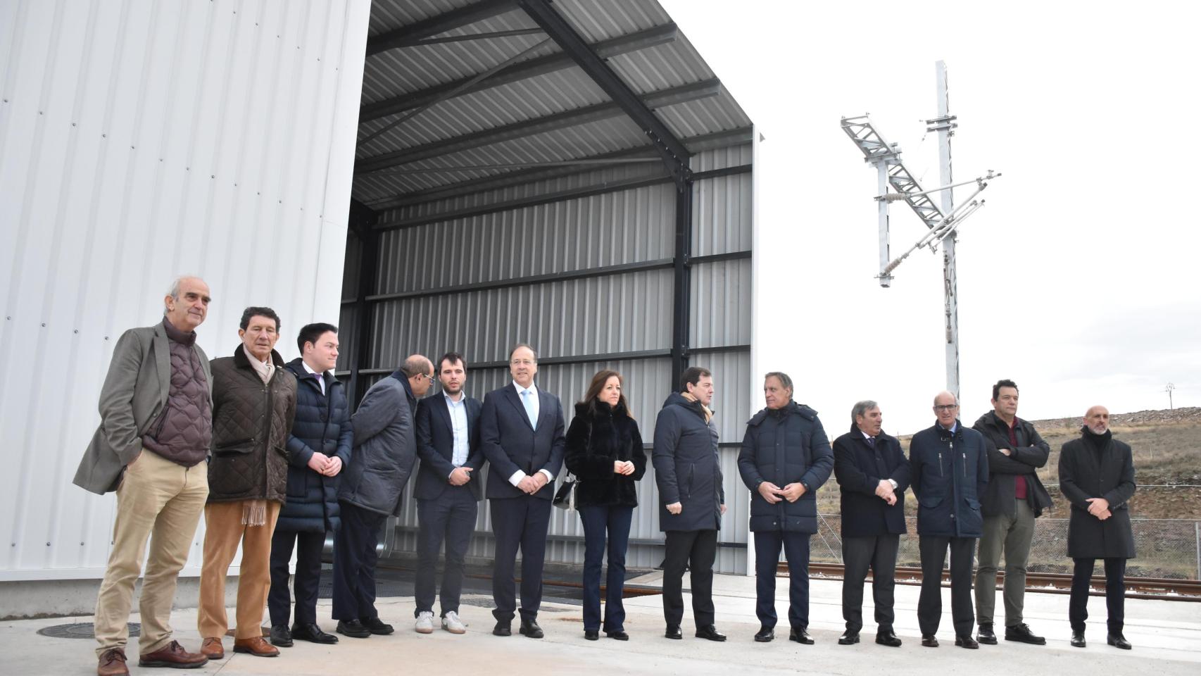 El presidente de la Junta, Alfonso Fernández Mañueco; y el alcalde de Salamanca, Carlos García Carbayo, visitan las instalaciones de la Plataforma Logística Intermodal del Puerto Seco de Salamanca