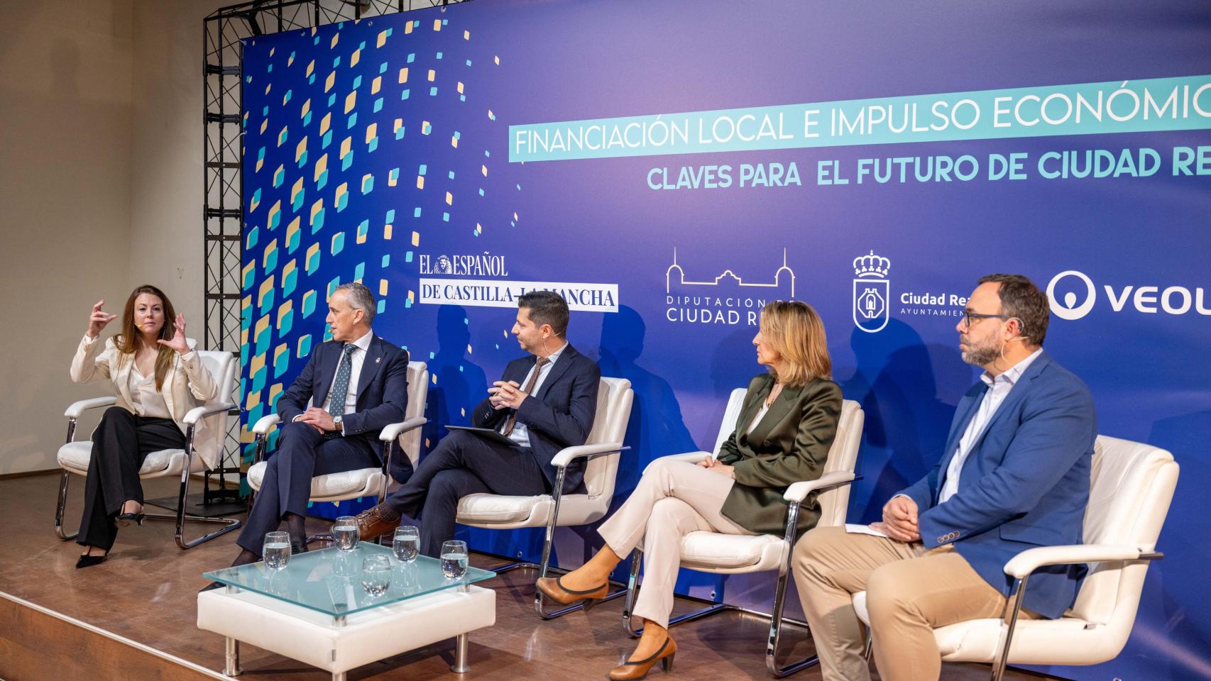 Los participantes en la mesa de debate moderada por el director de EL ESPAÑOL de Castilla-La Mancha, Alberto Morlanes.