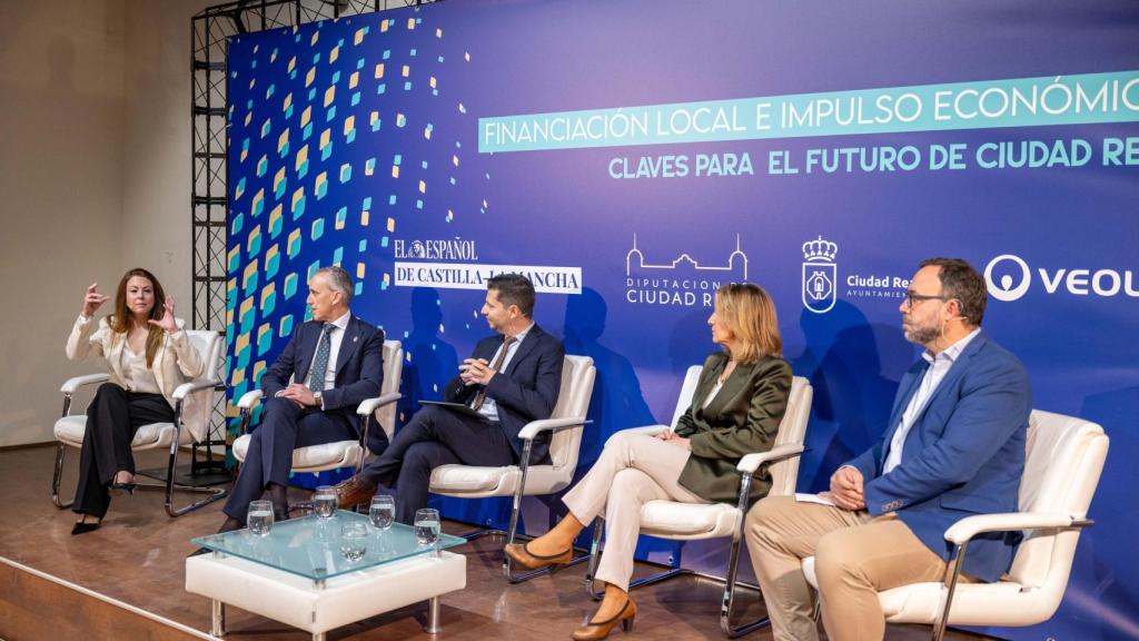 Los participantes en la mesa de debate moderada por el director de EL ESPAÑOL de Castilla-La Mancha, Alberto Morlanes.