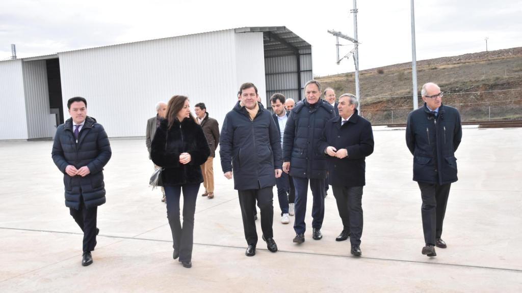 El presidente de la Junta, Alfonso Fernández Mañueco; y el alcalde de Salamanca, Carlos García Carbayo, visitan las instalaciones del Puerto Seco de Salamanca