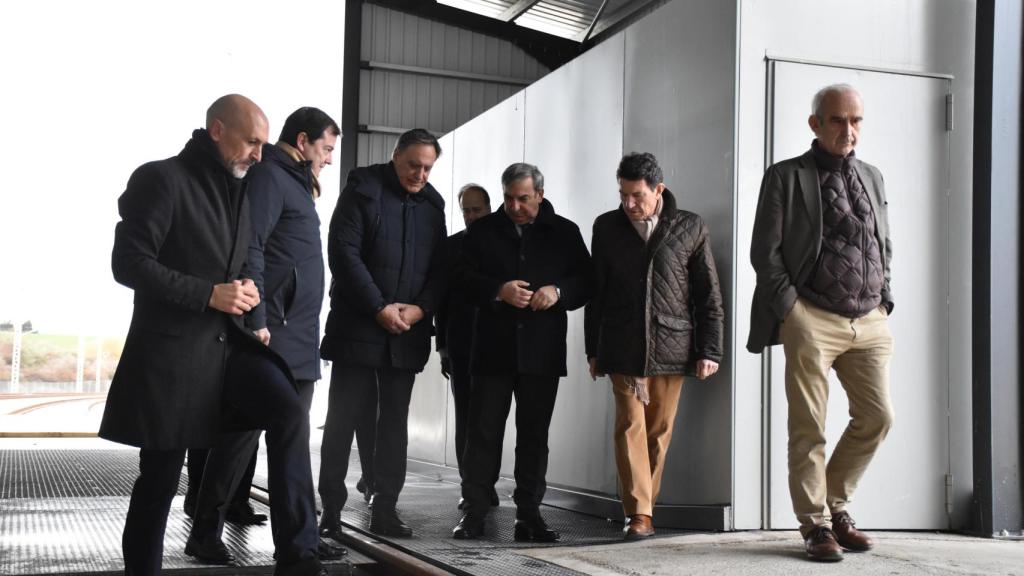 El presidente de la Junta, Alfonso Fernández Mañueco; y el alcalde de Salamanca, Carlos García Carbayo, visitan las instalaciones del Puerto Seco de Salamanca