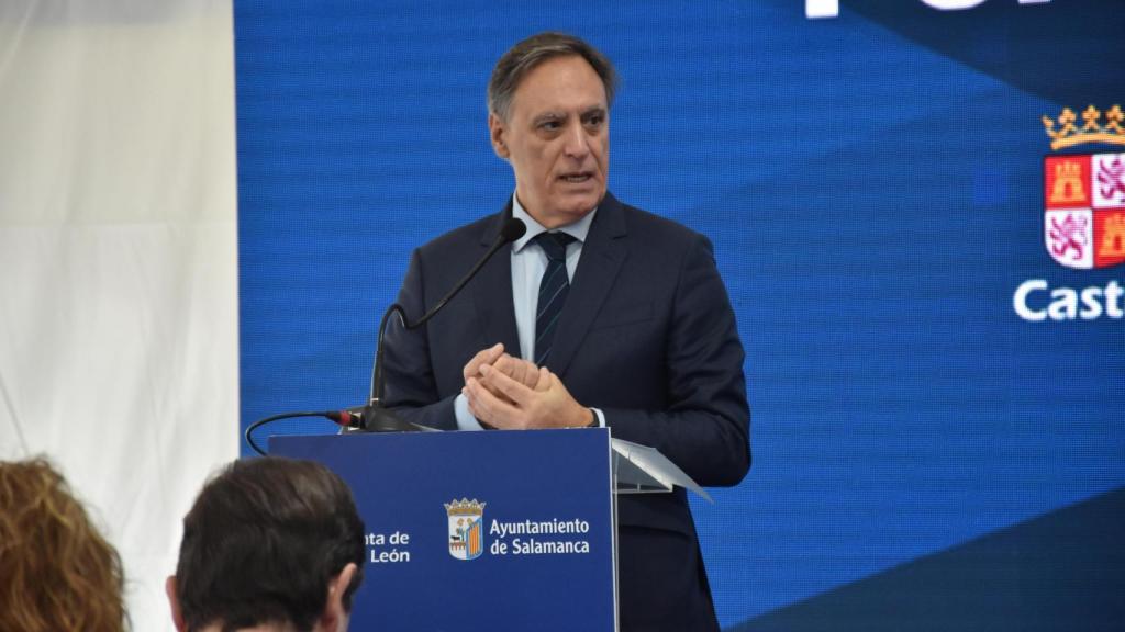 El alcalde de Salamanca, Carlos García Carbayo, en las instalaciones de la Plataforma Logística Intermodal del Puerto Seco de Salamanca