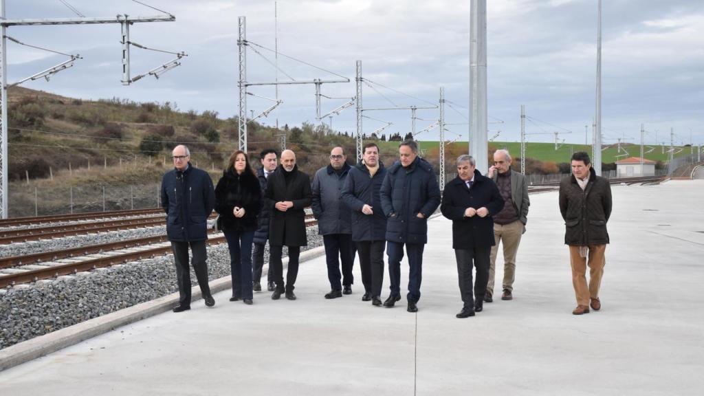 El presidente de la Junta, Alfonso Fernández Mañueco; y el alcalde de Salamanca, Carlos García Carbayo, visitan las instalaciones de la Plataforma Logística Intermodal del Puerto Seco de Salamanca