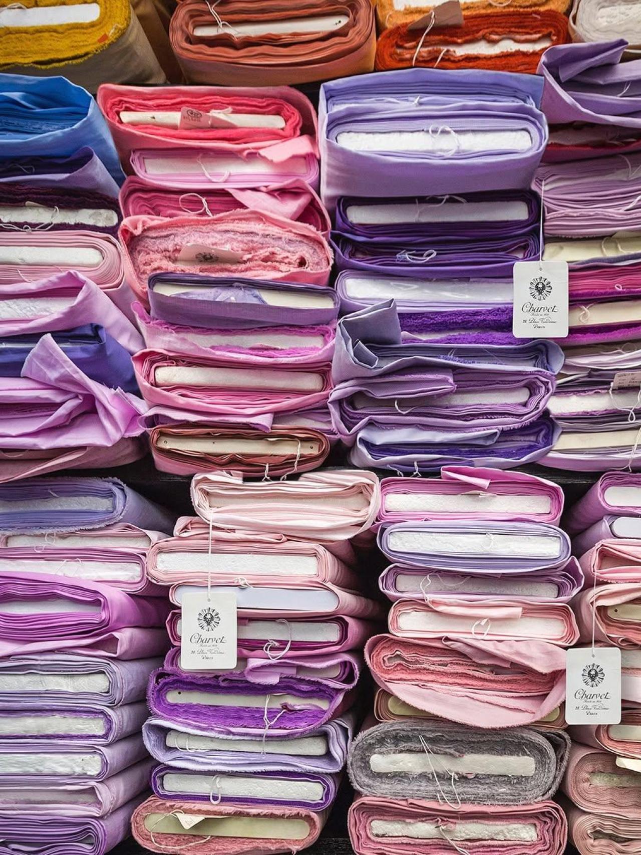 Popelinas, batistas, céfiros y velos en tonos rosa, morado y naranja.