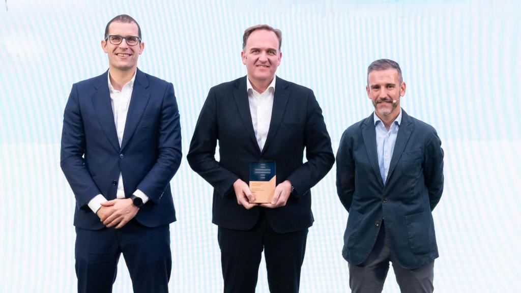 En el centro, Félix Gil, CEO de Integra, recibiendo el premio 'Partner del Año en Go-to-market Innovador' de manos de Horacio Morell, director general de IBM España (a la izquierda)..