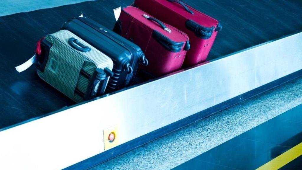 Equipaje en una cinta del aeropuerto.