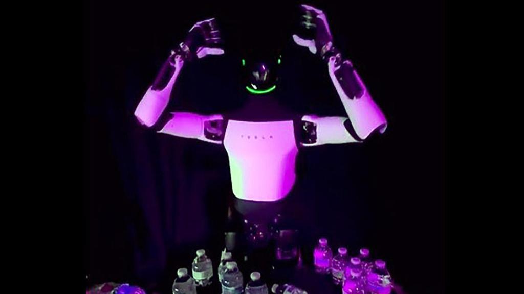 Tesla Optimus antes de caer.