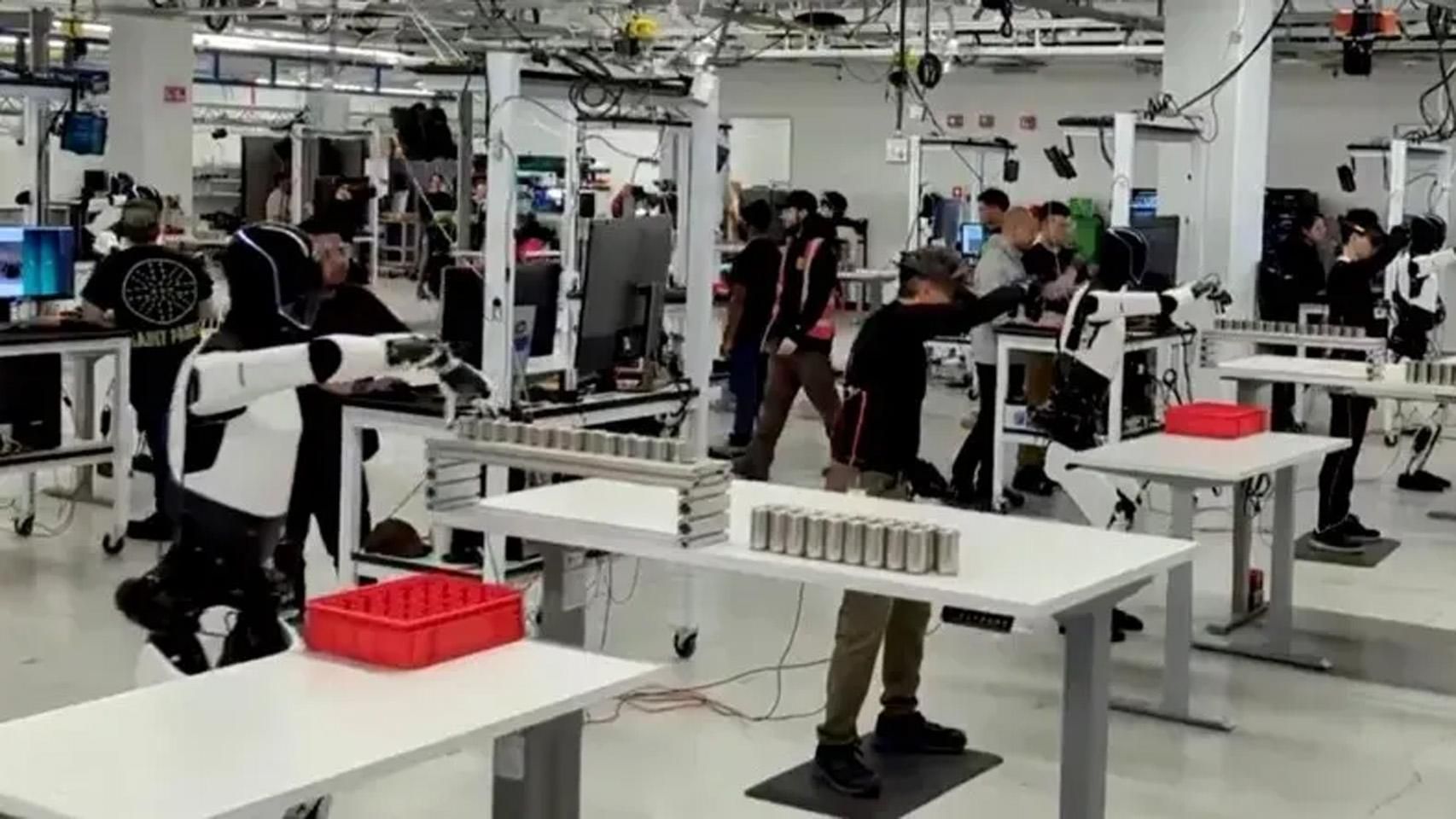 Un robot Optimus de Tesla se cae en una presentación y los usuarios ...