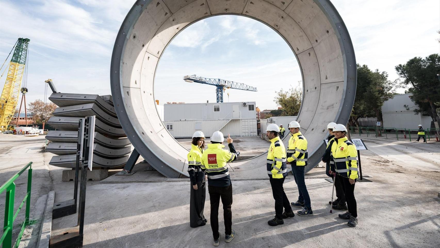 La presidenta de la Comunidad de Madrid, Isabel Díaz Ayuso, y el consejero de Presidencia, Miguel Ángel García Martín, asisten al inicio del montaje de la tuneladora Mayrit, este martes.