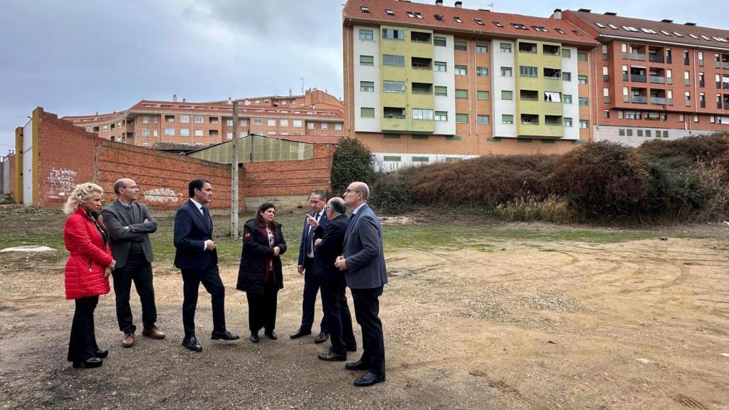 Juan Carlos Suárez-Quiñones visita la parcela situada en la avenida de Toros número 29 de Benavente