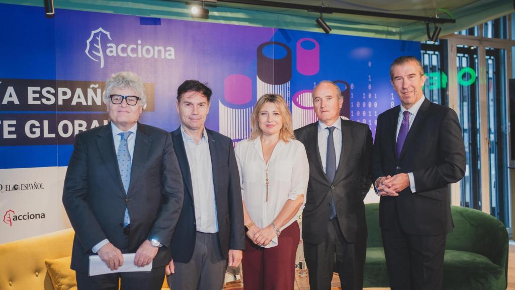Joan Franco, presidente de Tecniberia, David Madrigal, director del Área de Ingeniería de ACCIONA, Modera: Laura Ojea, redactora Jefe de Energía en EL ESPAÑOL-Invertia, Julián Núñez, presidente de Seopan, y Javier Pérez de Vargas, Secretario General del Observatorio de la Ingeniería de España y Director General de la Real Academia de la Ingeniería