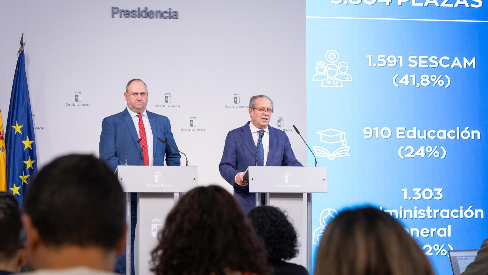 El consejero de Hacienda, Administraciones Públicas y Transformación Digital, Juan Alfonso Ruiz Molina, y el consejero de Agricultura, Ganadería y Desarrollo Rural, Julián Martínez Lizán, informan, en el Palacio de Fuensalida, sobre los acuerdos del Consejo de Gobierno relacionados con sus departamentos.