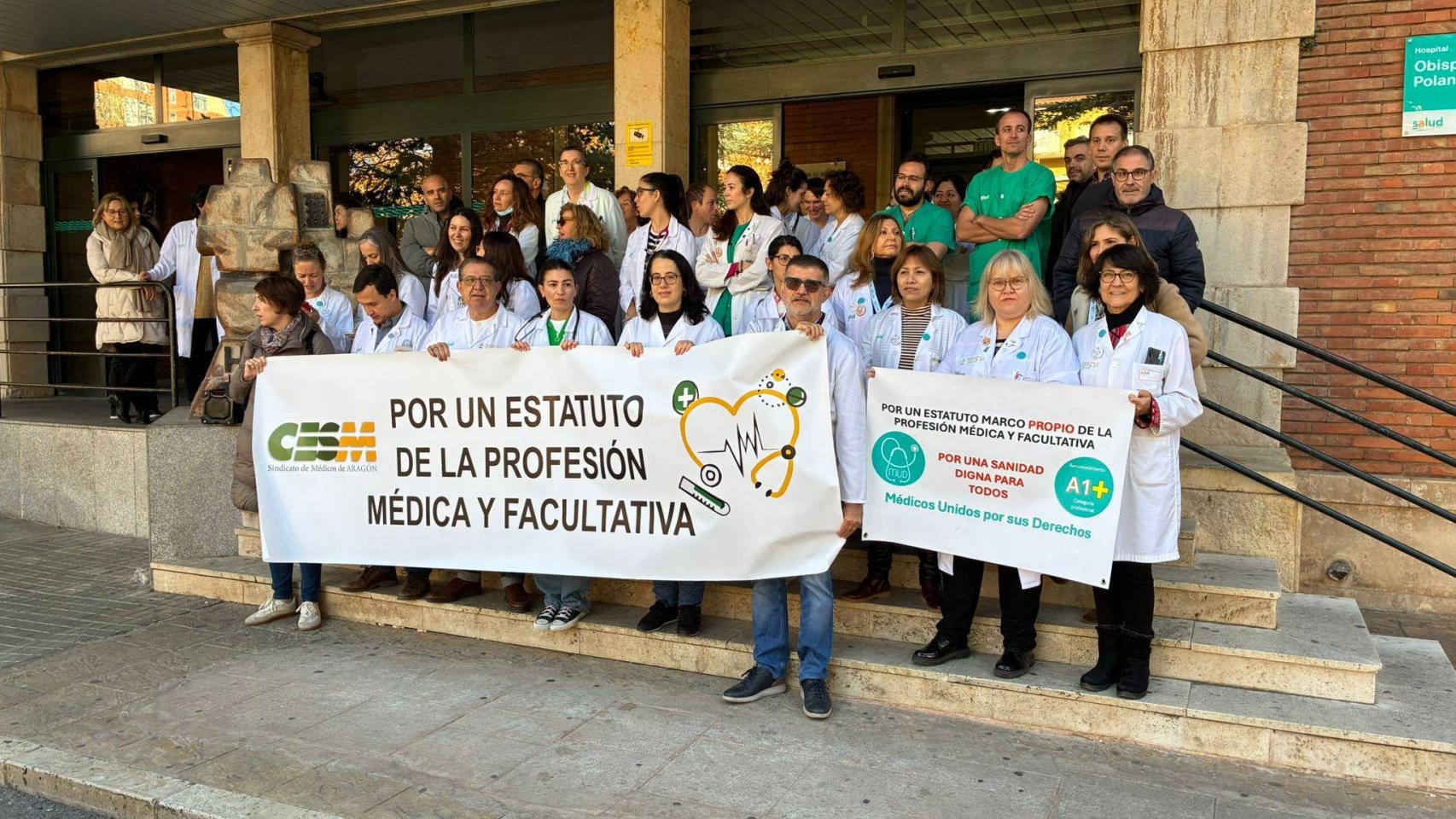 Médicos de los servicios mínimos del Obispo Polanco en la puerta del hospital