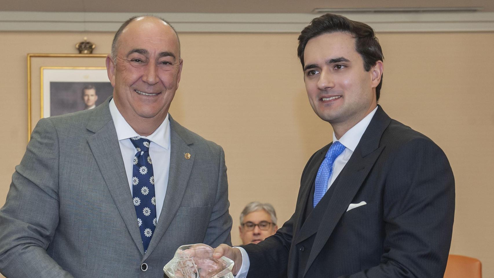 Arturo Vicente Lopez recibe el premio de manos del presidente de la Diputación de Segovia