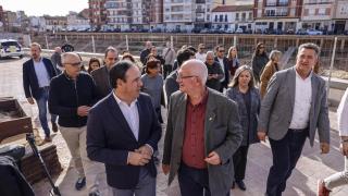 Pérez Llorca, en su primera visita a Paiporta junto al alcalde de la localidad, Vicent Císcar. Rober Solsona / EP