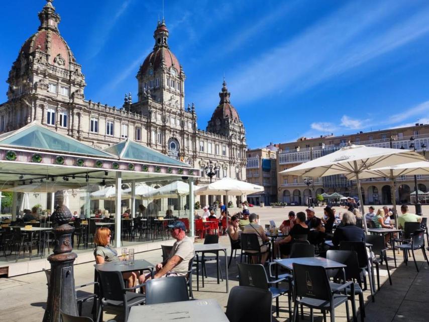 Clientes en las terrazas de María Pita.