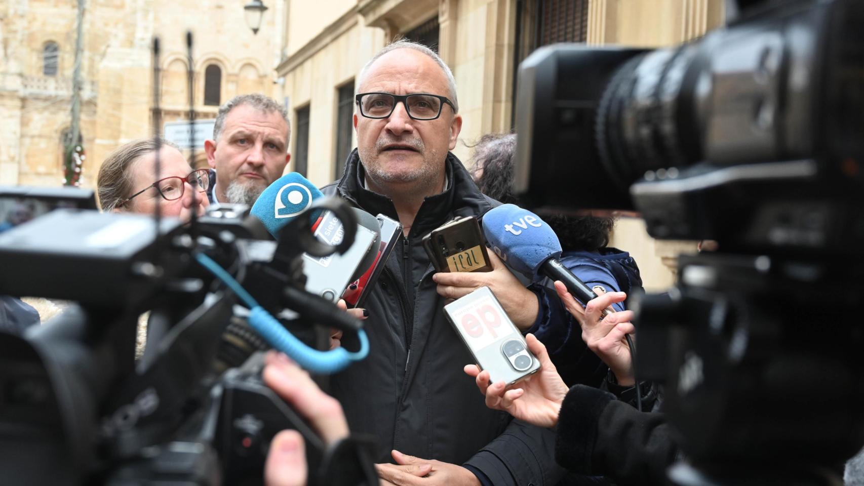 Olegario Ramón, a las puertas de la Audiencia Provincial de León