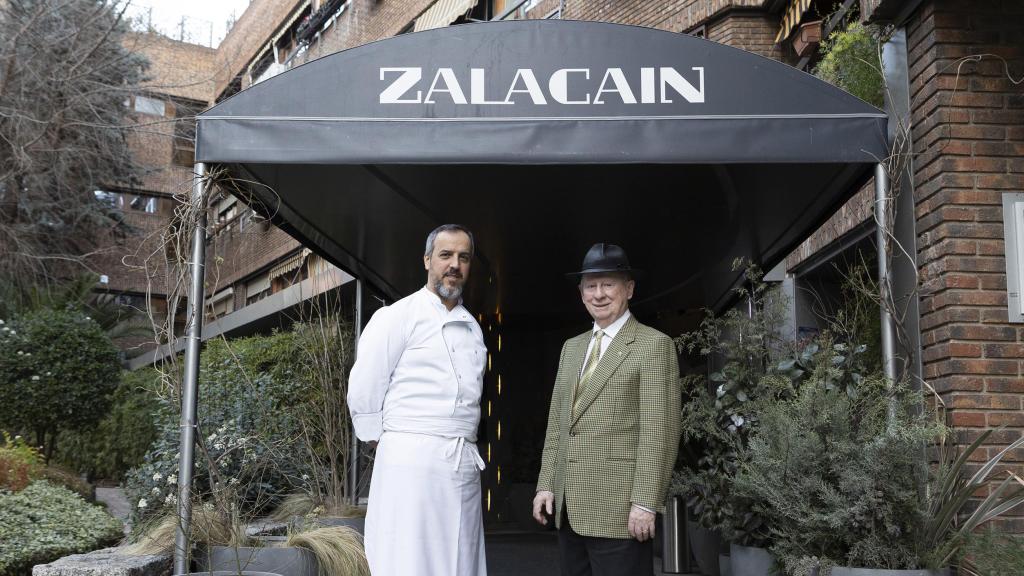 Jorge Losa y Benjamín Urdiain (fallecido el 14 de agosto de 2023), posando para EL ESPAÑOL en la entrada del restaurante Zalacaín, en 2023.