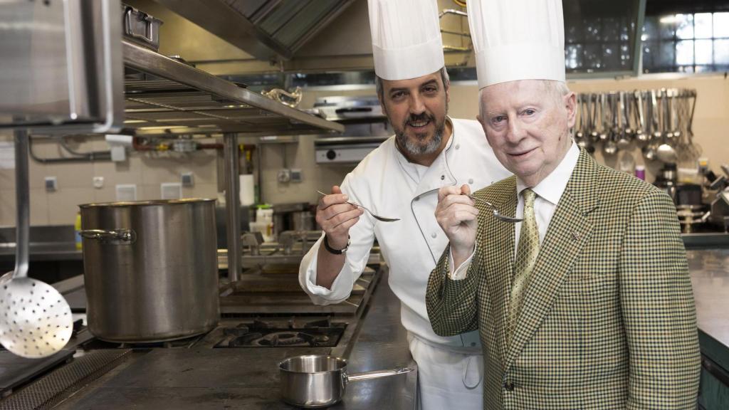 Jorge Losa (izquierda) y Benjamín Urdiain (derecha), posando para EL ESPAÑOL en la cocina de Zalacaín, en 2023.