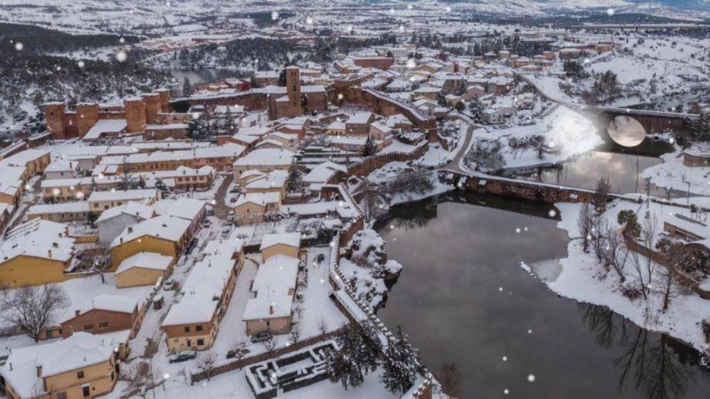 Vista aérea de Buitrago de Lozoya bajo un manto de nieve.