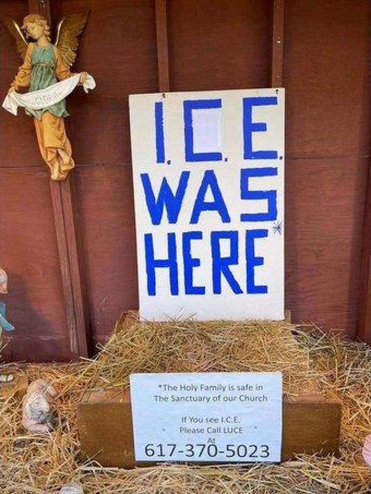 Detalle del belén en el que se señala: El ICE estuvo aquí.