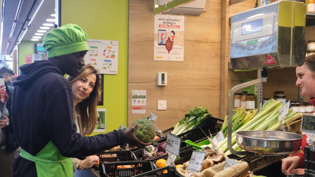 Uno de los alumnos con Natalia Chueca en el Mercado Central.