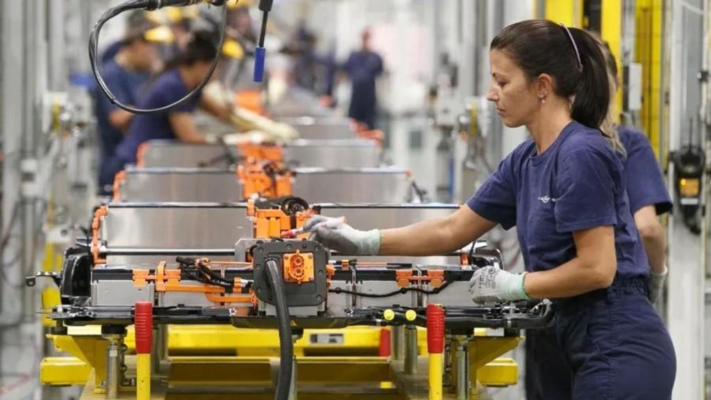 Trabajadores en la planta de baterías para los vehículos eléctricos que Stellantis produce en su factoría de Figueruelas (Zaragoza), en una imagen de archivo.