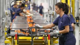 Trabajadores en la planta de baterías para los vehículos eléctricos que Stellantis produce en su factoría de Figueruelas (Zaragoza), en una imagen de archivo.