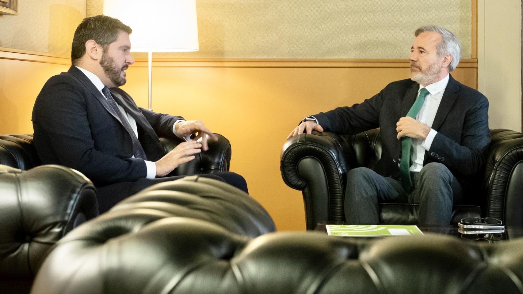 El portavoz de Vox, Alejandro Nolasco, este martes con Jorge Azcón en su despacho.
