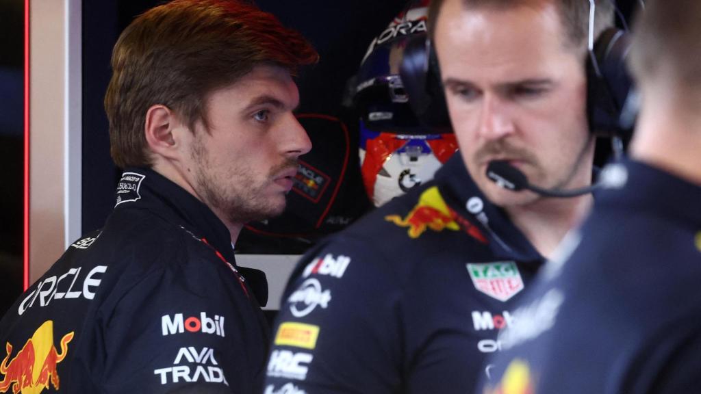 Max Verstappen, en el garaje de Red Bull durante el GP de Abu Dabi.