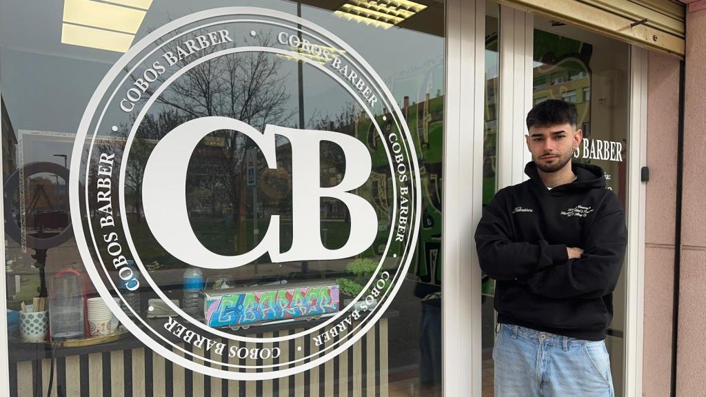 Nacho Cobos a las puertas de su barbería en Arroyo de la Encomienda