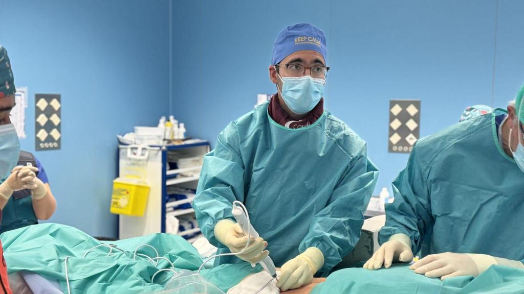 El doctor Martínez durante la intervención.