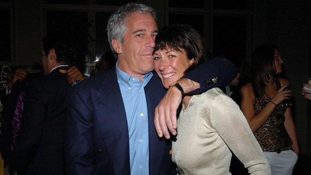 Jeffrey Epstein y Ghislaine Maxwell en la serie de conciertos de Wall Street en 2005 (Nueva York).