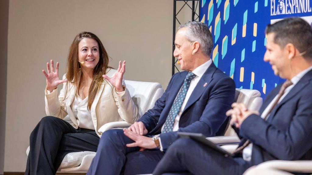 La directora ejecutiva de Veolia y el alcalde de Puertollano.