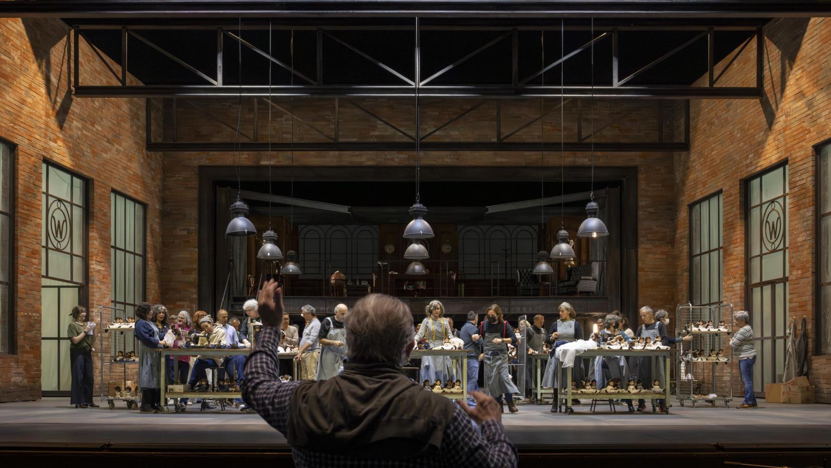 El director británico Mark Elder en un ensayo de 'Luisa Miller'. Foto: Miguel Lorenzo/Les Arts