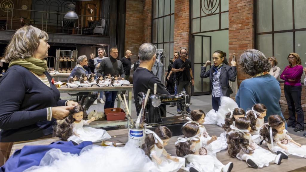 La directora de escena Valentina Carrasco da indicaciones al elenco durante un ensayo de 'Luisa Miller'. Foto: Miguel Lorenzo/Les Arts