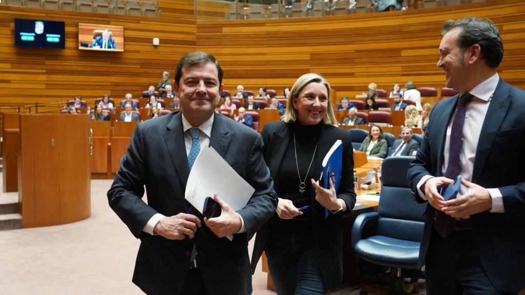 El presidente de la Junta de Castilla y León, Alfonso Fernández Mañueco, la vicepresidenta, isabel Blanco, y el portavoz del Grupo Popular, Ricardo Gavilanes, en el pleno de las Cortes de este miércoles