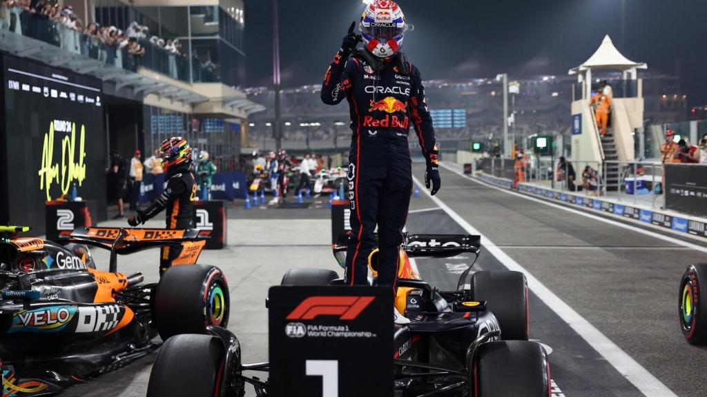 Max Verstappen celebra la pole conseguida en el GP de Abu Dabi.