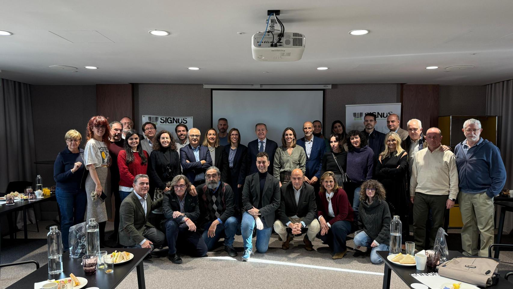 Foto de familia de desayuno anual con medio de comunicación de SIGNUS.