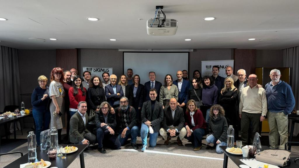 Foto de familia de desayuno anual con medio de comunicación de SIGNUS.
