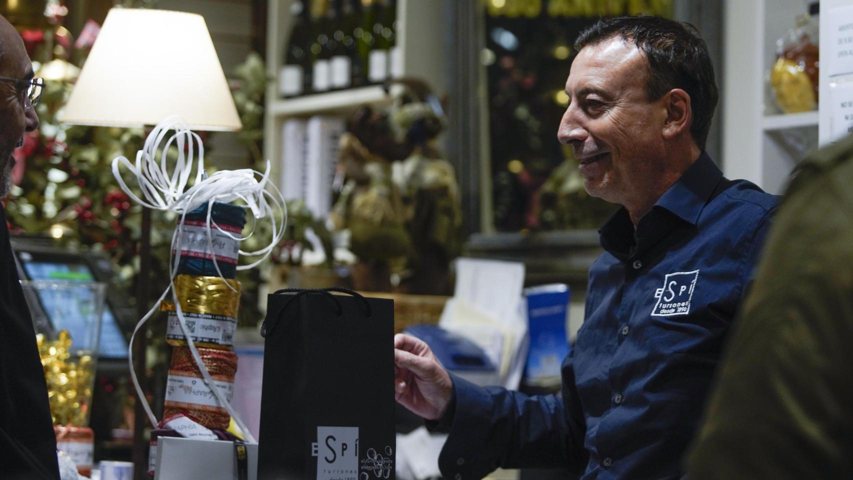 Andrés Espí, en su tienda de Alicante.