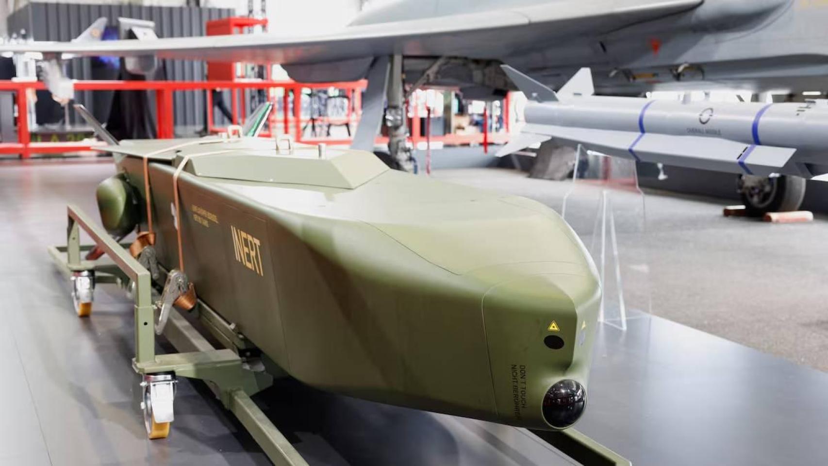 Un misil de crucero Taurus en la Exposición Aeroespacial Internacional ILA, durante su jornada inaugural en el Aeropuerto de Schoenefeld, en Berlín, Alemania.